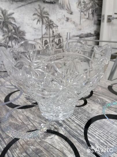 Хрустальные ваза-шар и салатники новые