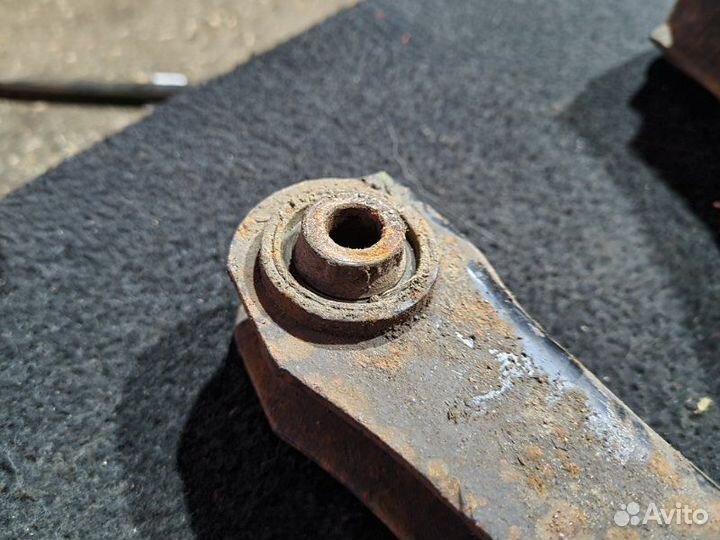 Рычаг подвески нижний Mitsubishi Lancer 9 4G18