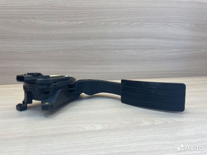 Педаль газа Renault Logan