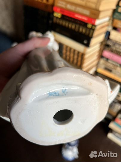 Девушка с щенком в руках статуэтка