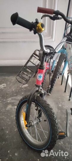 Детский красный велосипед