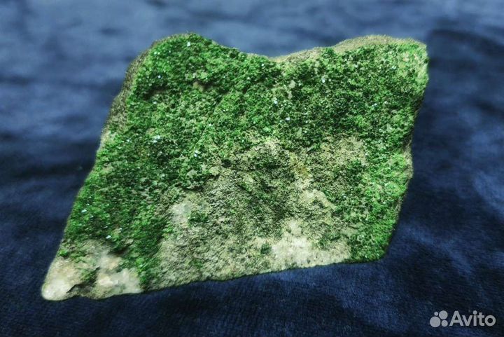 Уваровит (зелёный гранат)