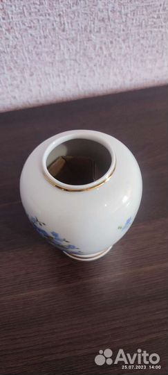 Ваза фарфоровая с незабудками