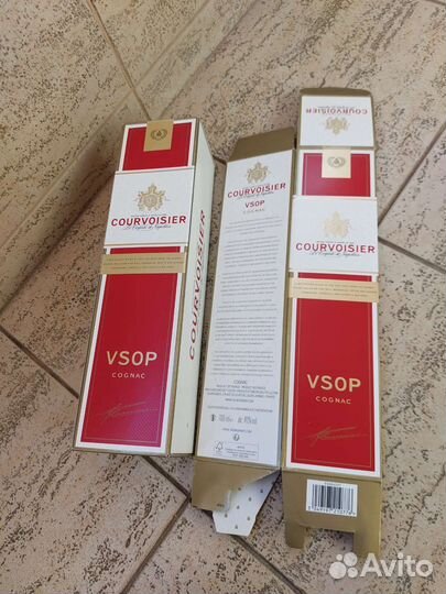 Пустые бутылки и коробки от алкоголя