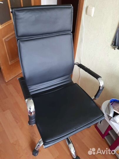 Офисное кресло