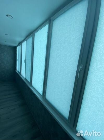 Рулонные шторы в коричневом коробе X1955