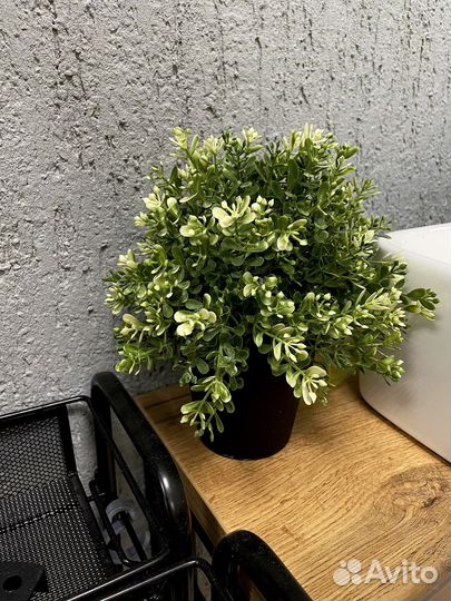 Искусственные цветы в горшках