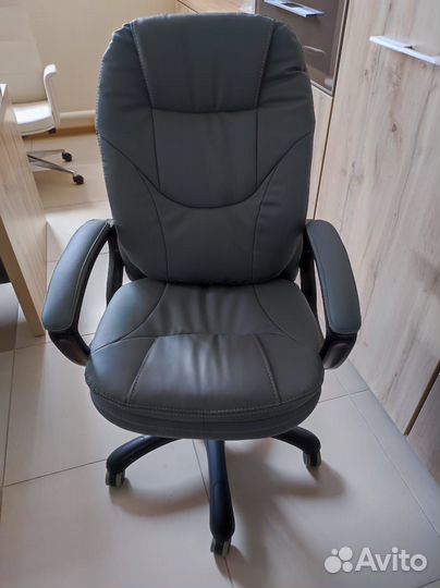 Офисное кресло