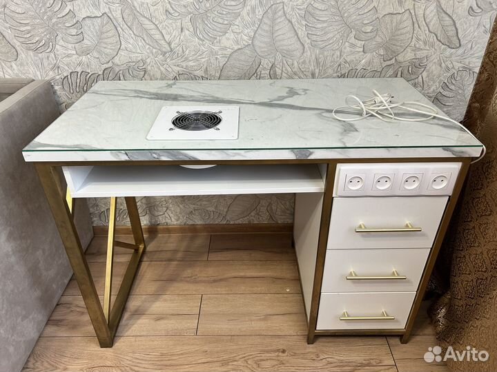 Маникюрный стол