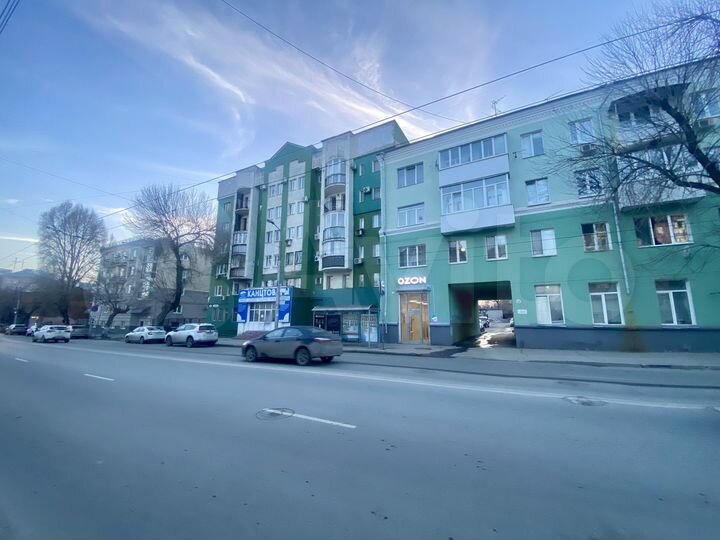 Помещение с витражом около остановки театра кукол