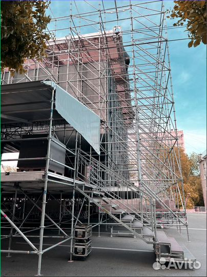 Строительные леса для сцен и подиумов Layher