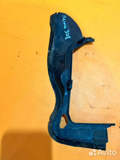 Накладка лобового стекла на Peugeot 308