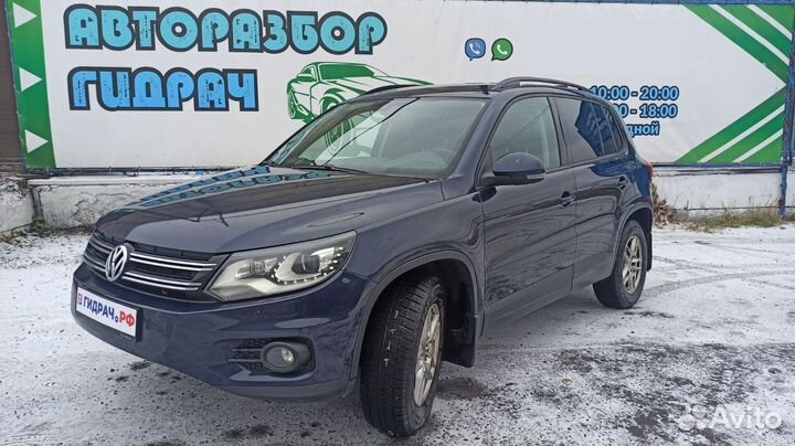 Обшивка стойки средняя левая Volkswagen Tiguan 5N0