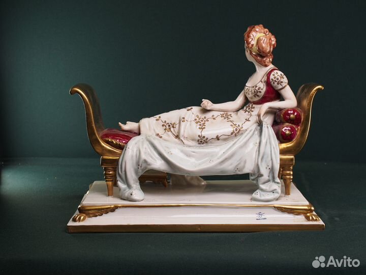 Фарфоровая статуэтка 