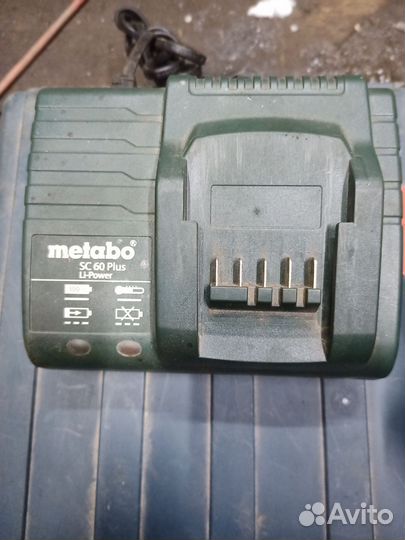 Кейс, зарядка и два аккумулятора