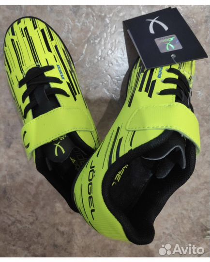 Детские футбольные бутсы