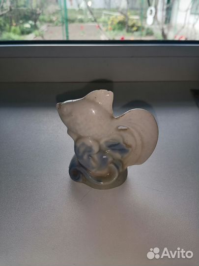 Старые статуэтки индюшка, пара голубей, плясунья