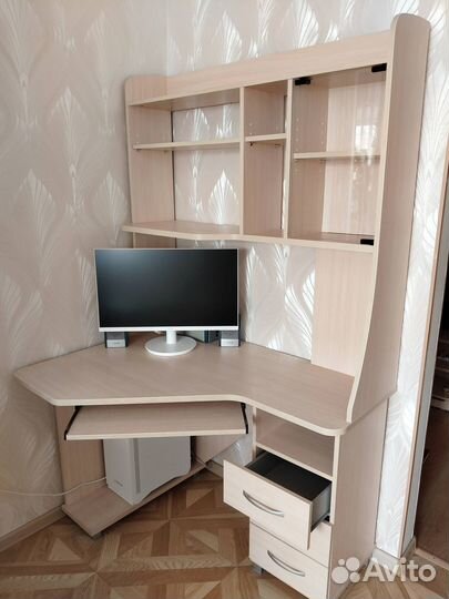 Продам угловой компьютерный стол