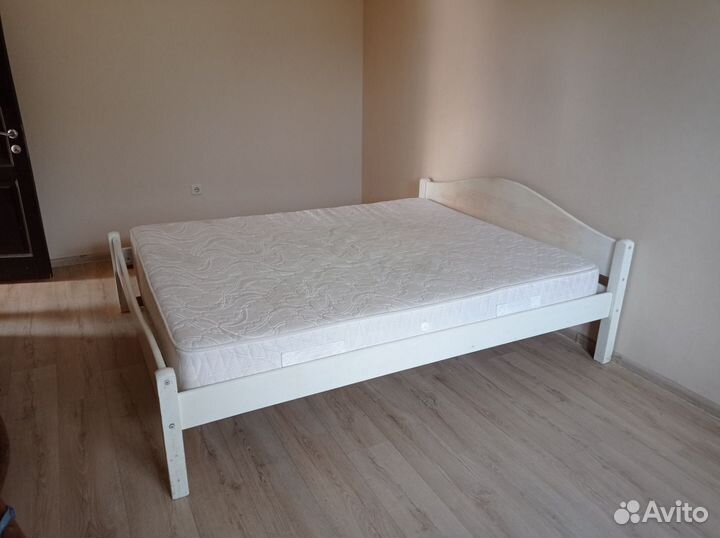 Кровать с матрасом 180х200