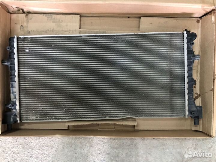 Радиатор охлаждения skoda rapid