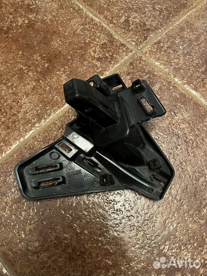 Кронштейн решетки радиатора левый Skoda Rapid 2g