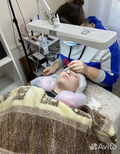 Обучение наращиванию ресниц