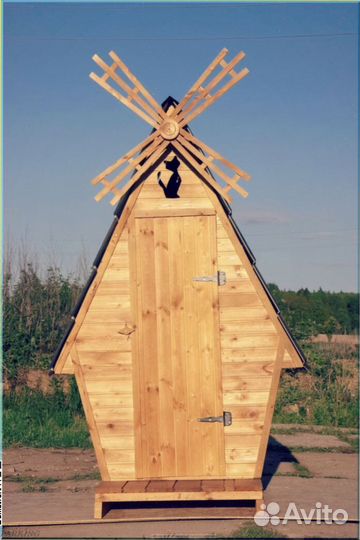 Уличный туалет с декором TKA