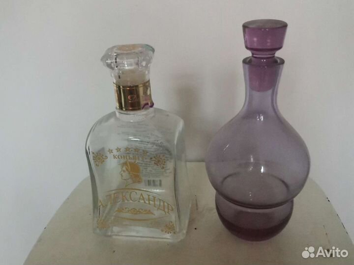 Кувшин и графин, бутылки