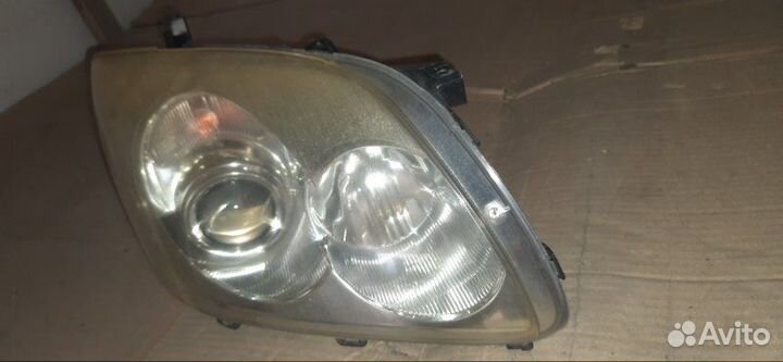 Фара передняя правая Toyota Avensis AZT250