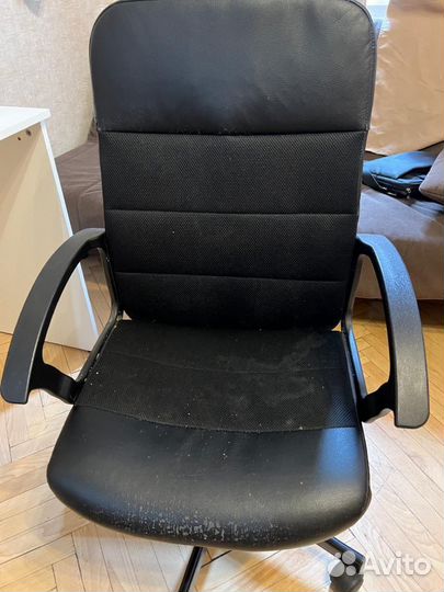 Компьютерный стол и кресло