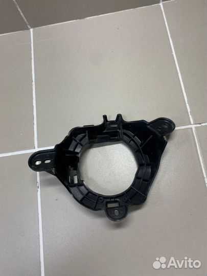 Кронштейн правый Toyota Land Cruiser 200 2015