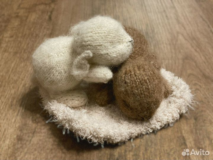 Вязаный зайчик спящий