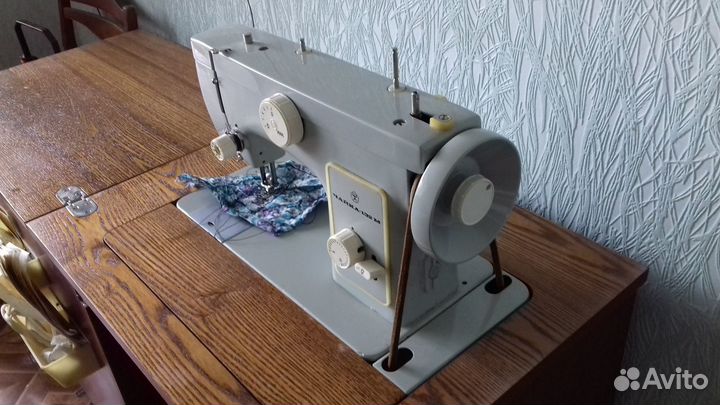 Швейная машинка Чайка 132М с ножным приводом