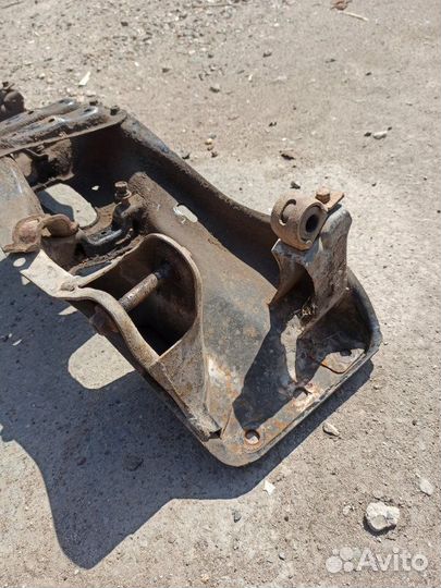 Подрамник передний Subaru Legacy B10 EJ22 2200CC