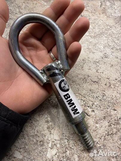 Буксировочный крюк