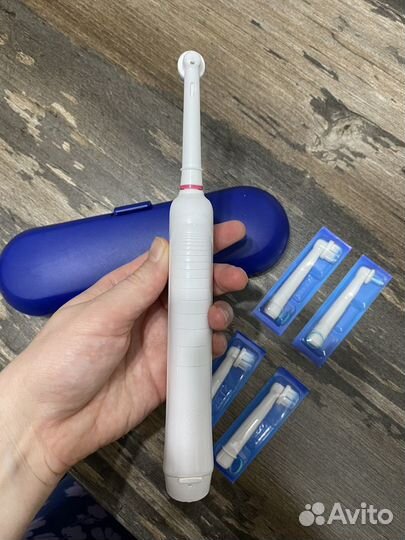 Электрическая зубная щетка Oral-B PRO 1