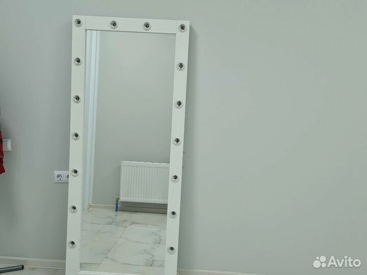 Гримерное зеркало с лампочками