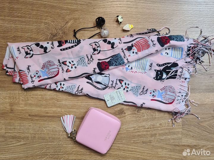 Шарф, кошелёк, значки и резинка