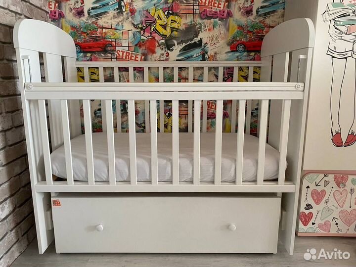 Детская кроватка с маятником