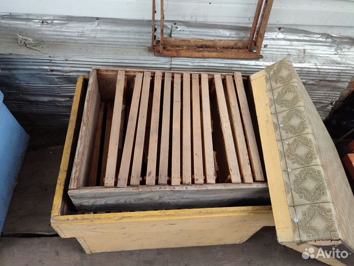 2 улея для пчел