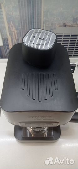 Кофеварка рожковая с капучинатором Redmond RCM