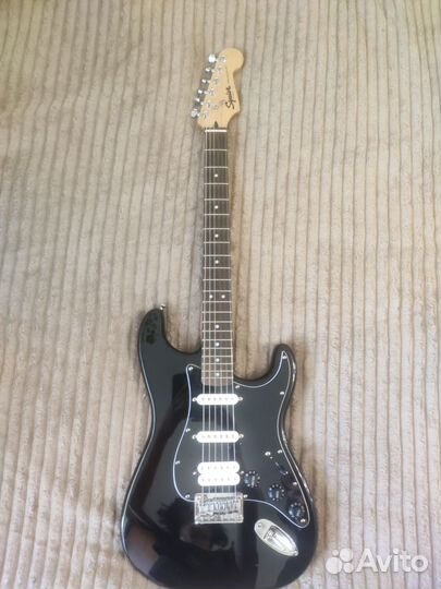 Fender Squier Bullet Stratocaster HSS + Boss OS-2