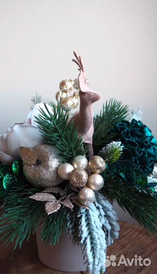 Новогодняя композиция из искусственной хвои