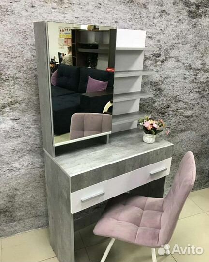 Туалетный столик с зеркалом