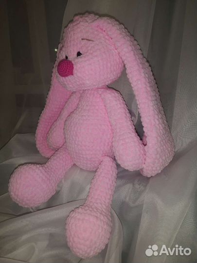 Плюшевый заяц вязаный