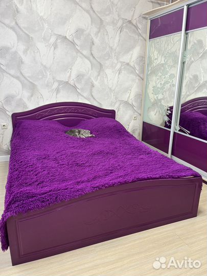 Шкаф, кровать и письменный стол