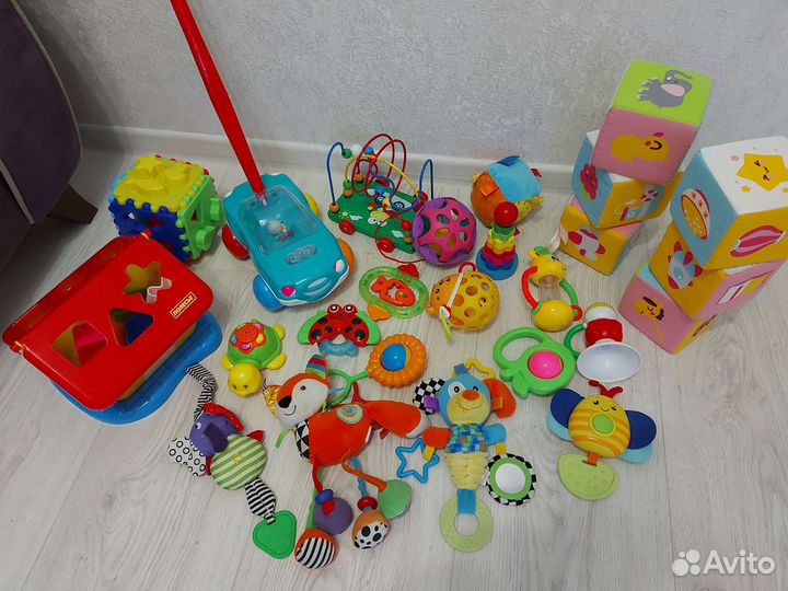 Развивающие игрушки для малышей пакетом