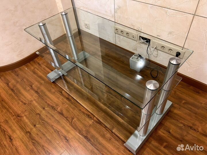 Стеклянный стол-тумба