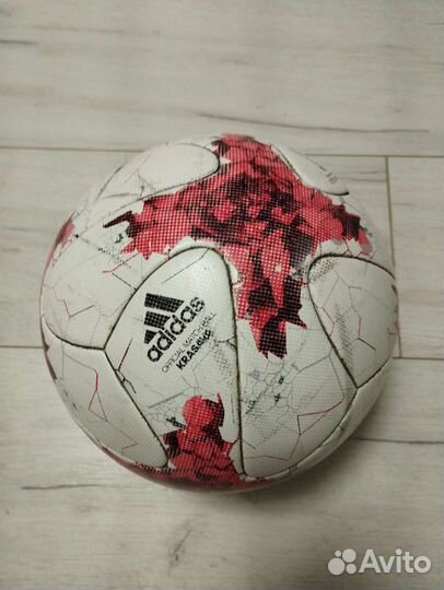 Футбольный мяч adidas