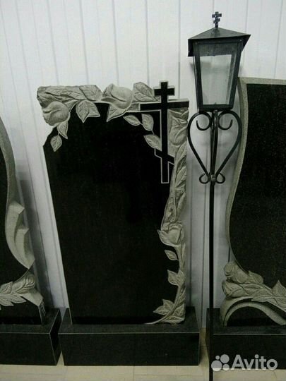 Памятники на Большой Садовой, д.28